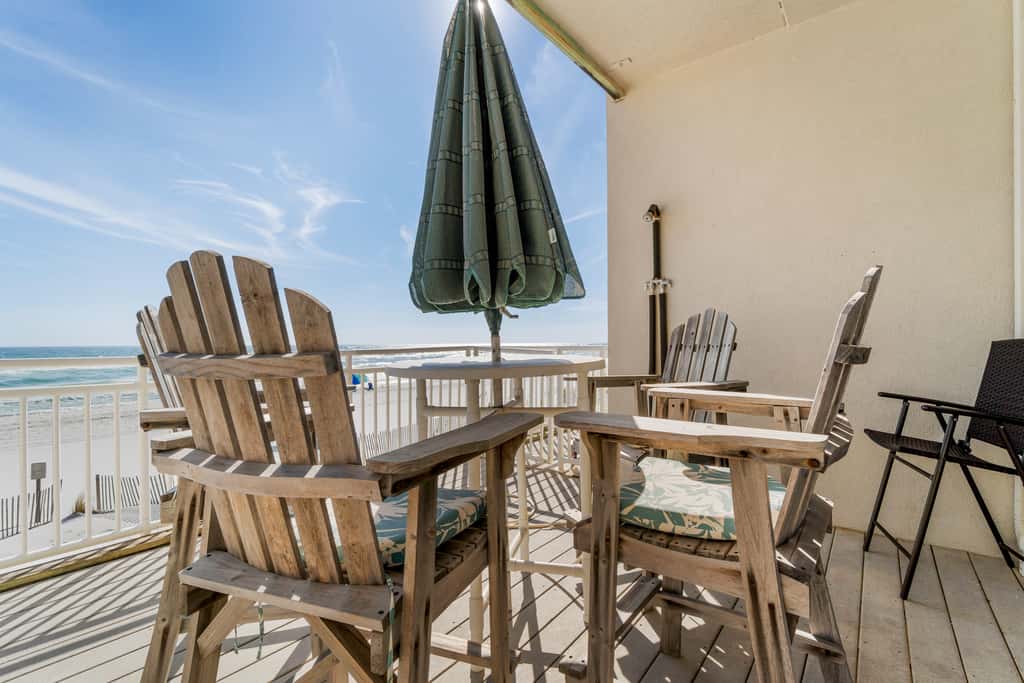 Beachfront townhome with ocean views, 2 balconies, WD, & AC - dog-friendly