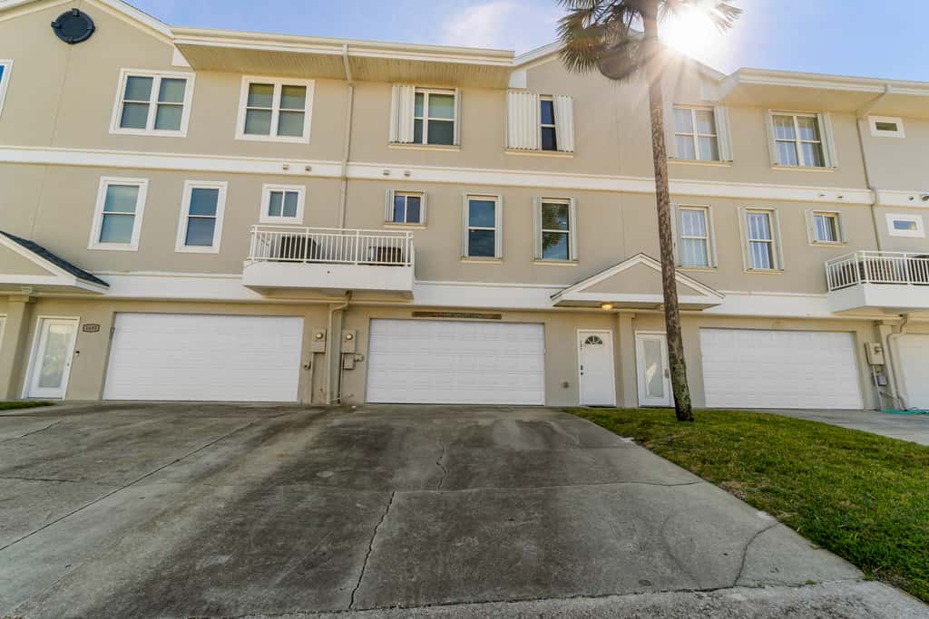 Beachfront townhome with ocean views, 2 balconies, WD, & AC - dog-friendly