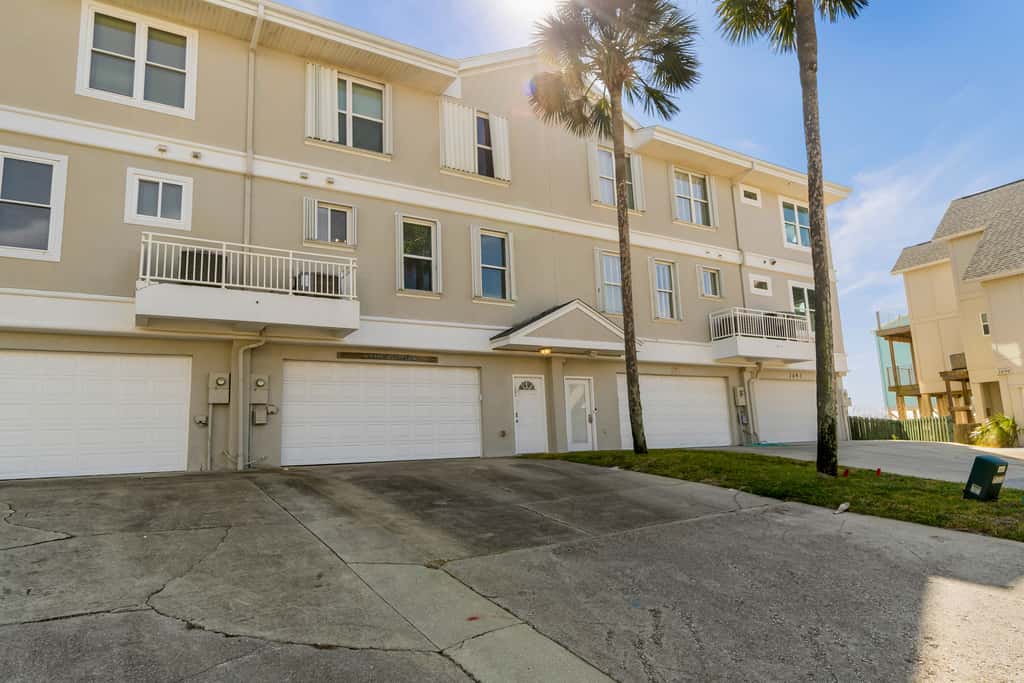Beachfront townhome with ocean views, 2 balconies, WD, & AC - dog-friendly