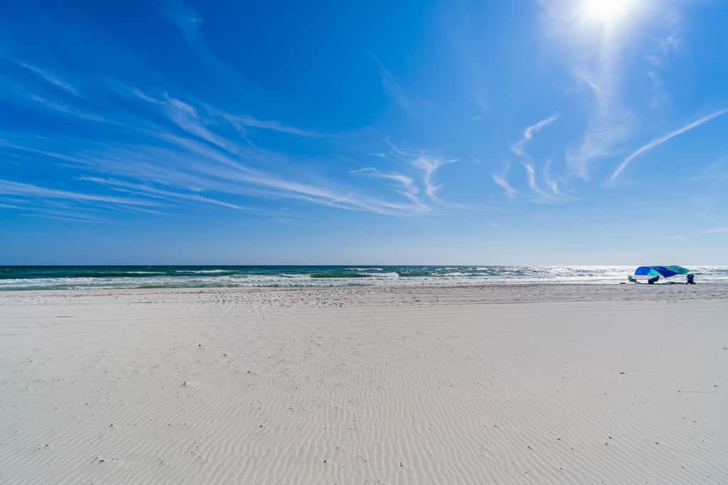 Beachfront townhome with ocean views, 2 balconies, WD, & AC - dog-friendly