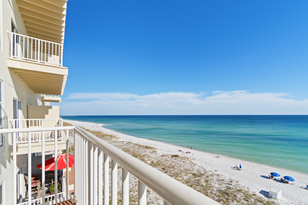 Beachfront condo with balcony, pool, hot tub, AC, & WD - snowbirds welcome