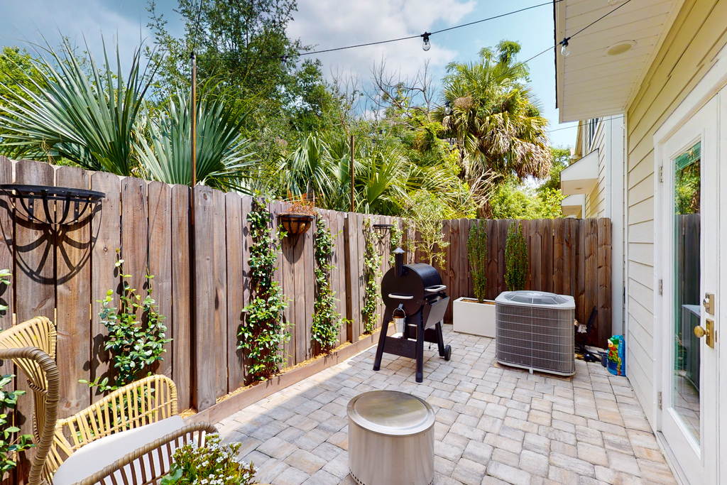 Stylish, dog-friendly townhome with firepit & enclosed yard - blocks to downtown