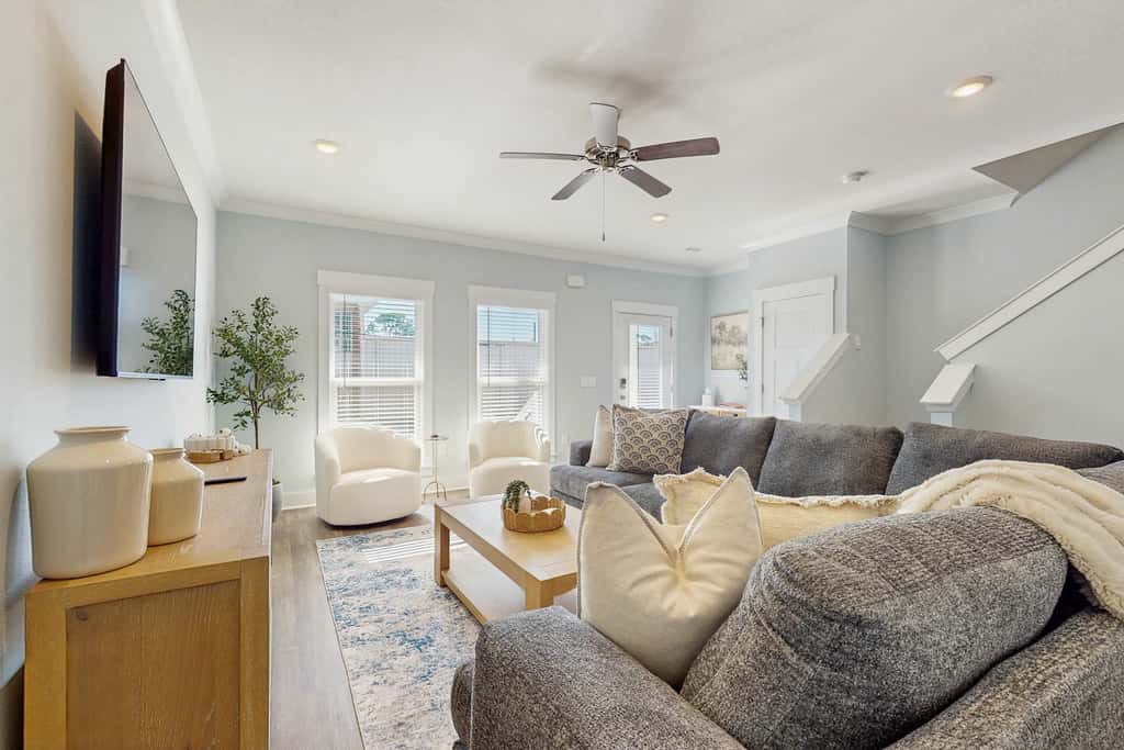 Nautical home downtown close to shopping, restaurants and beaches