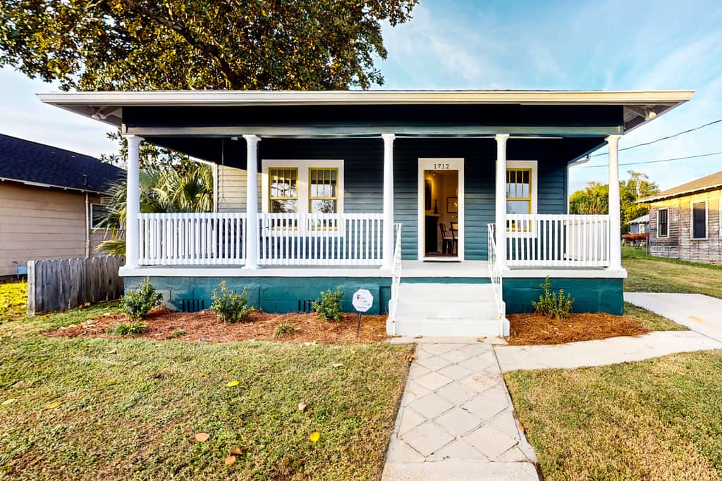 Historic downtown cottage with high-speed WiFi and central AC - dogs okay
