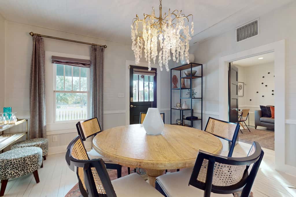 Historic downtown cottage with high-speed WiFi and central AC - dogs okay