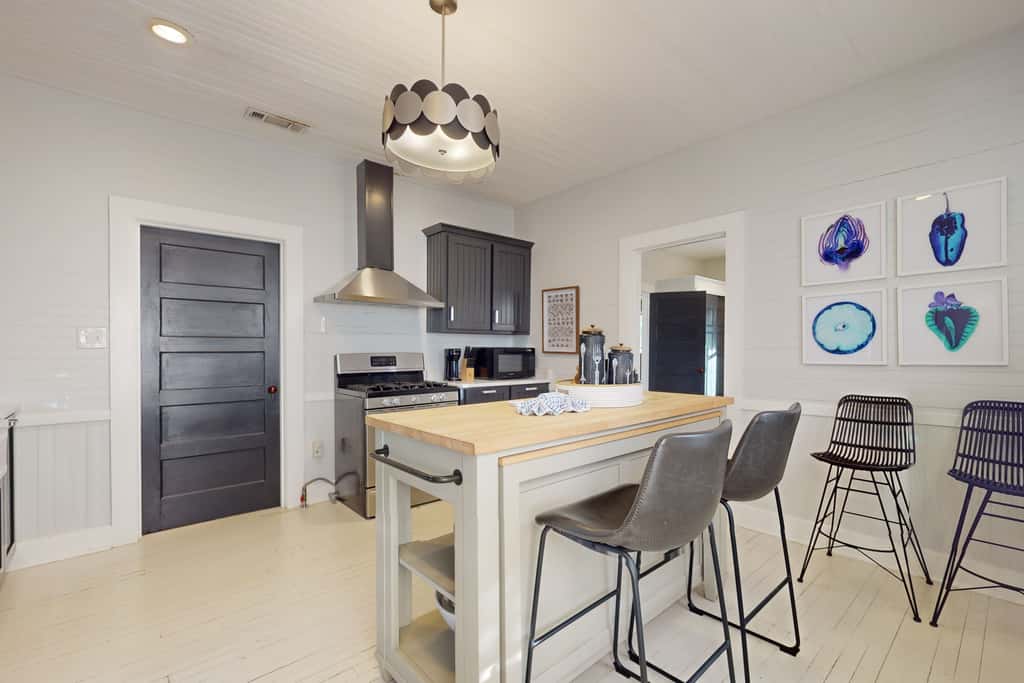 Historic downtown cottage with high-speed WiFi and central AC - dogs okay