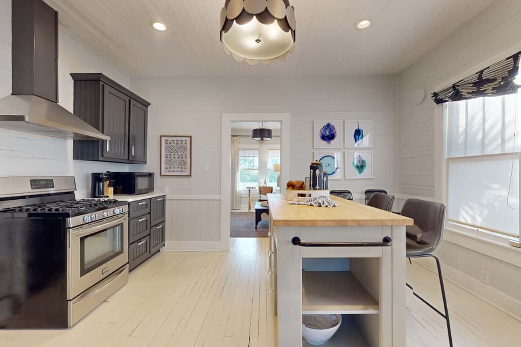 Historic downtown cottage with high-speed WiFi and central AC - dogs okay