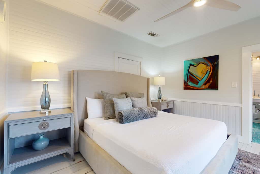Historic downtown cottage with high-speed WiFi and central AC - dogs okay