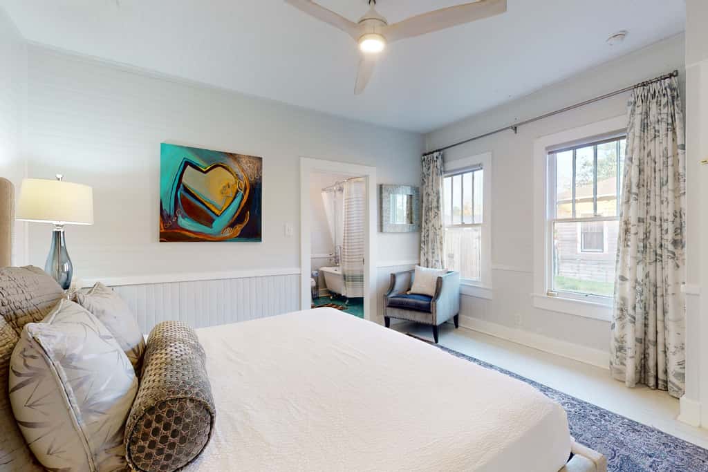 Historic downtown cottage with high-speed WiFi and central AC - dogs okay