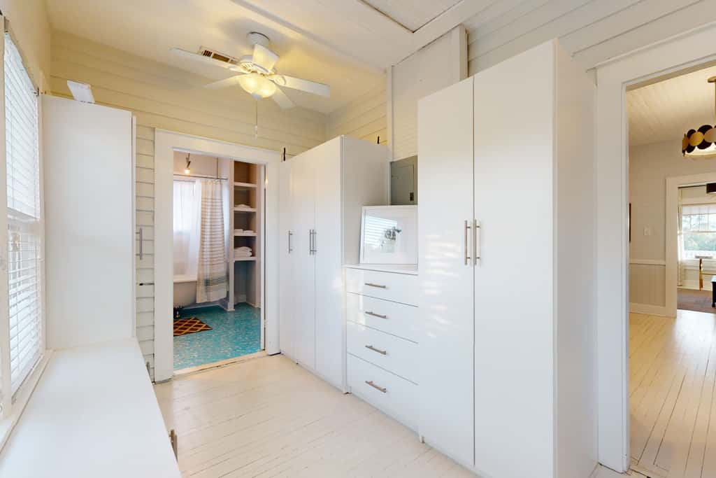 Historic downtown cottage with high-speed WiFi and central AC - dogs okay