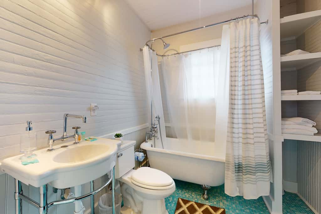 Historic downtown cottage with high-speed WiFi and central AC - dogs okay