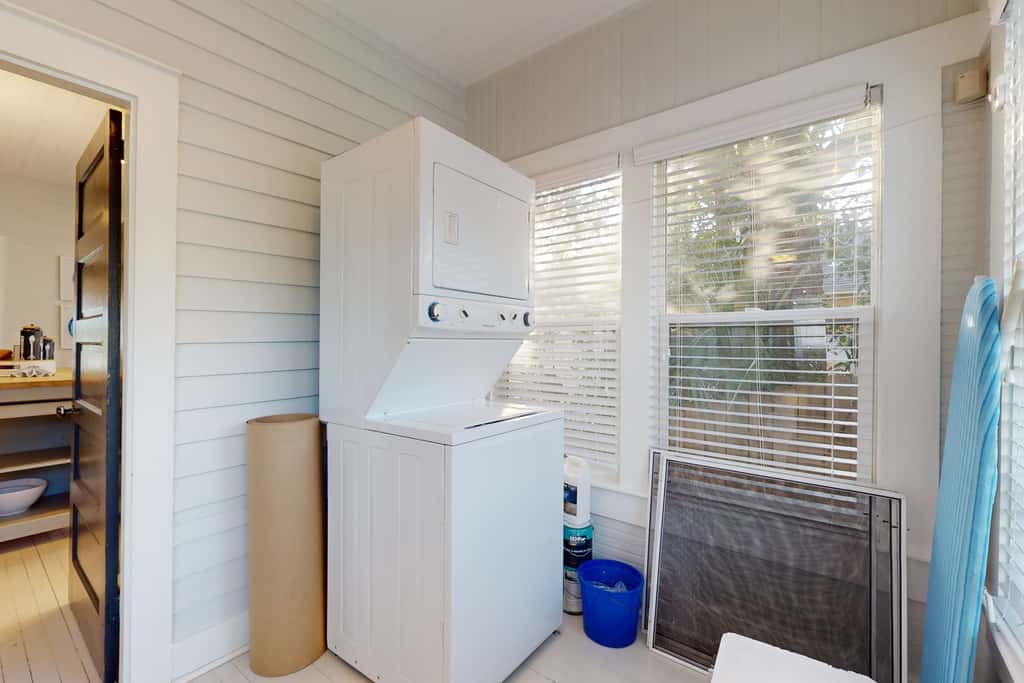 Historic downtown cottage with high-speed WiFi and central AC - dogs okay