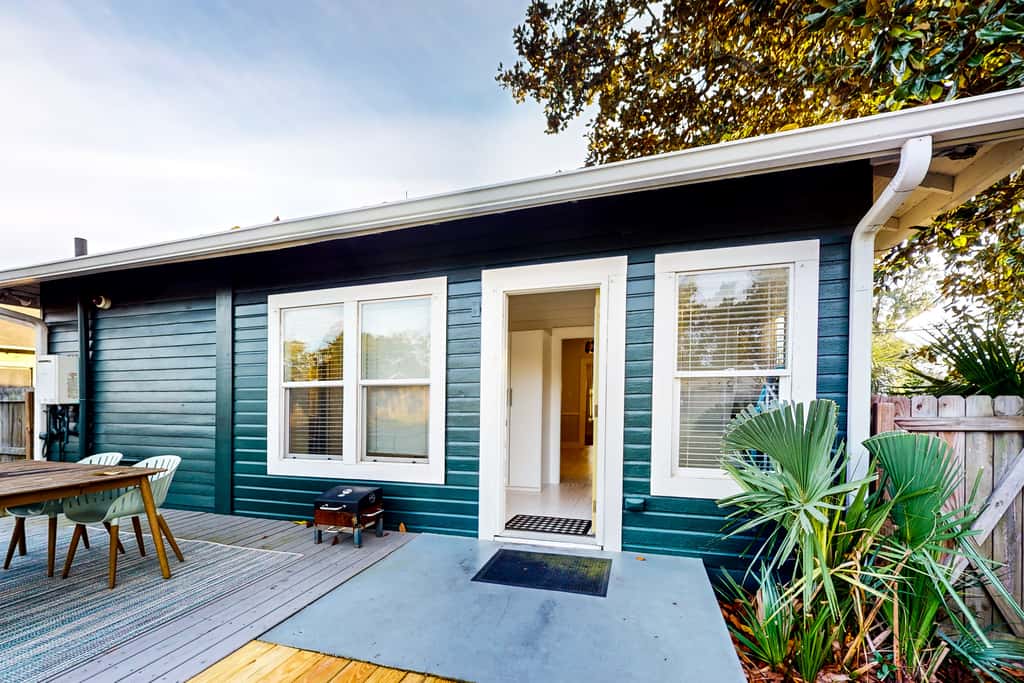 Historic downtown cottage with high-speed WiFi and central AC - dogs okay
