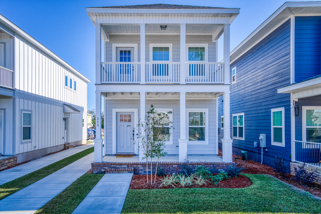 Downtown Home - WiFi, Central AC, Private washer&dryer, & Balcony - Dog-Friendly
