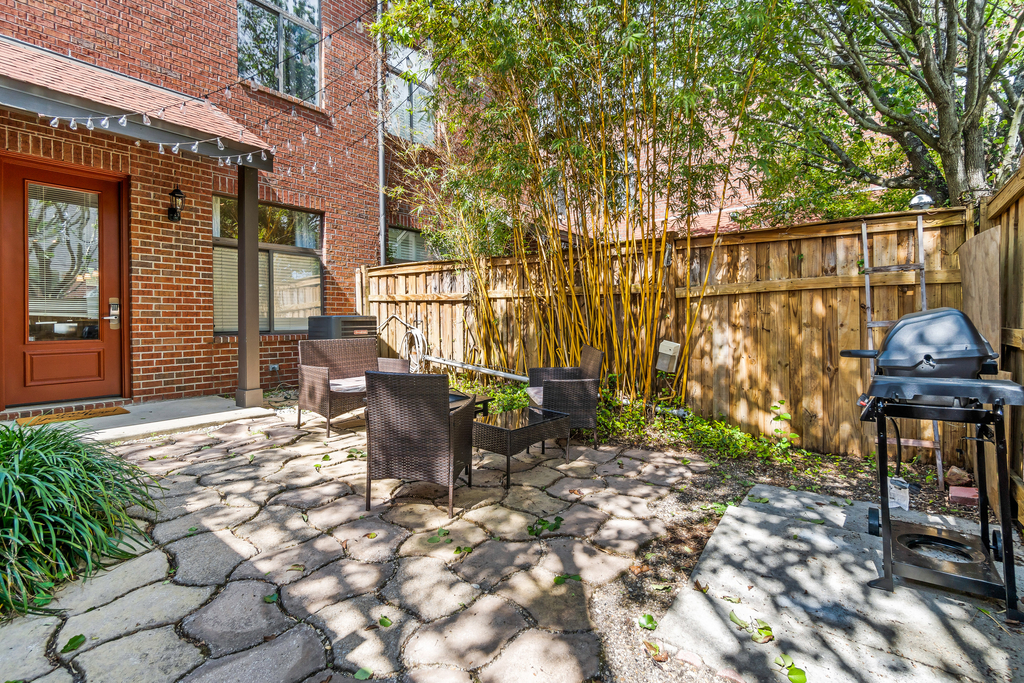Hip & vibrant townhome near downtown with private patio, grill, AC, and WiFi