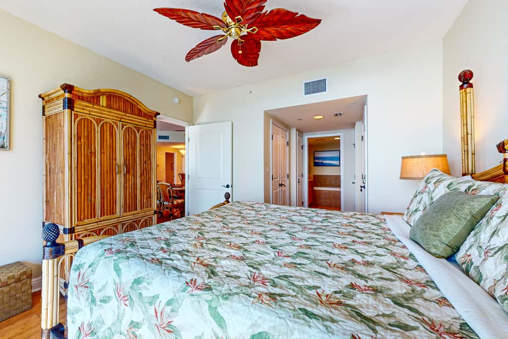 Gorgeous Resort Condo with Gulf Views, Shared Hot Tub, Pools, & Gym