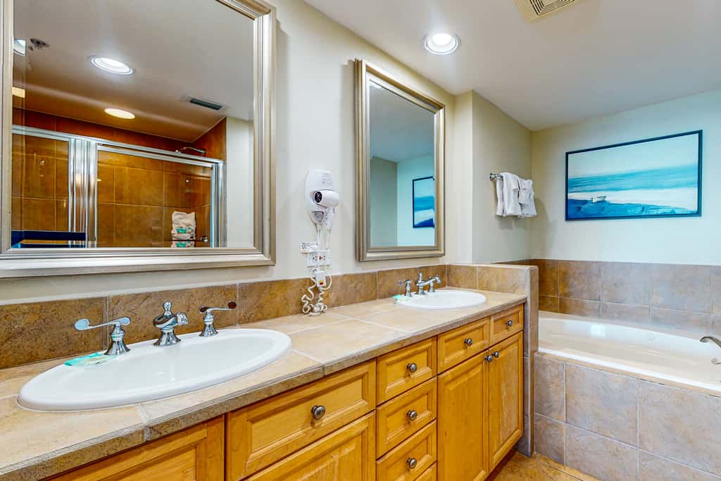 Gorgeous Resort Condo with Gulf Views, Shared Hot Tub, Pools, & Gym