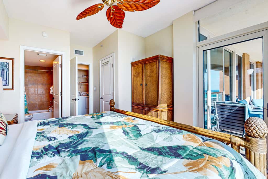 Gorgeous Resort Condo with Gulf Views, Shared Hot Tub, Pools, & Gym