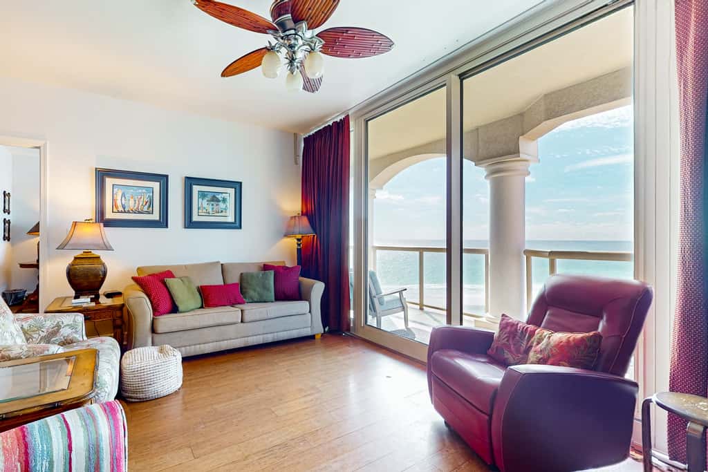 Waterfront condo with WiFi, washer&dryer, pools, fitness room, & beach access