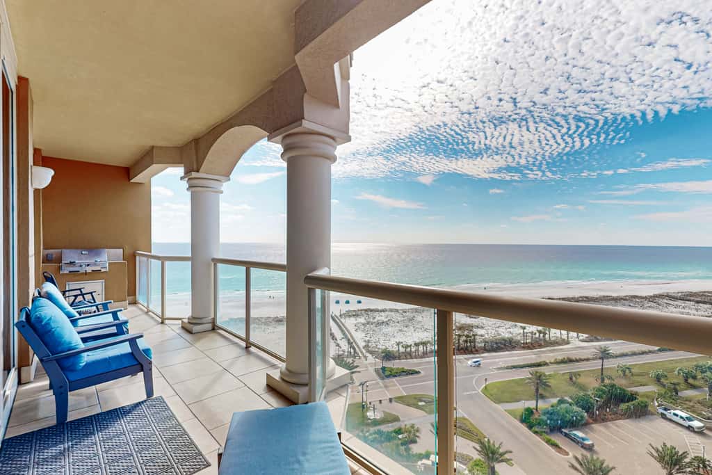 Waterfront condo with WiFi, washer&dryer, pools, fitness room, & beach access