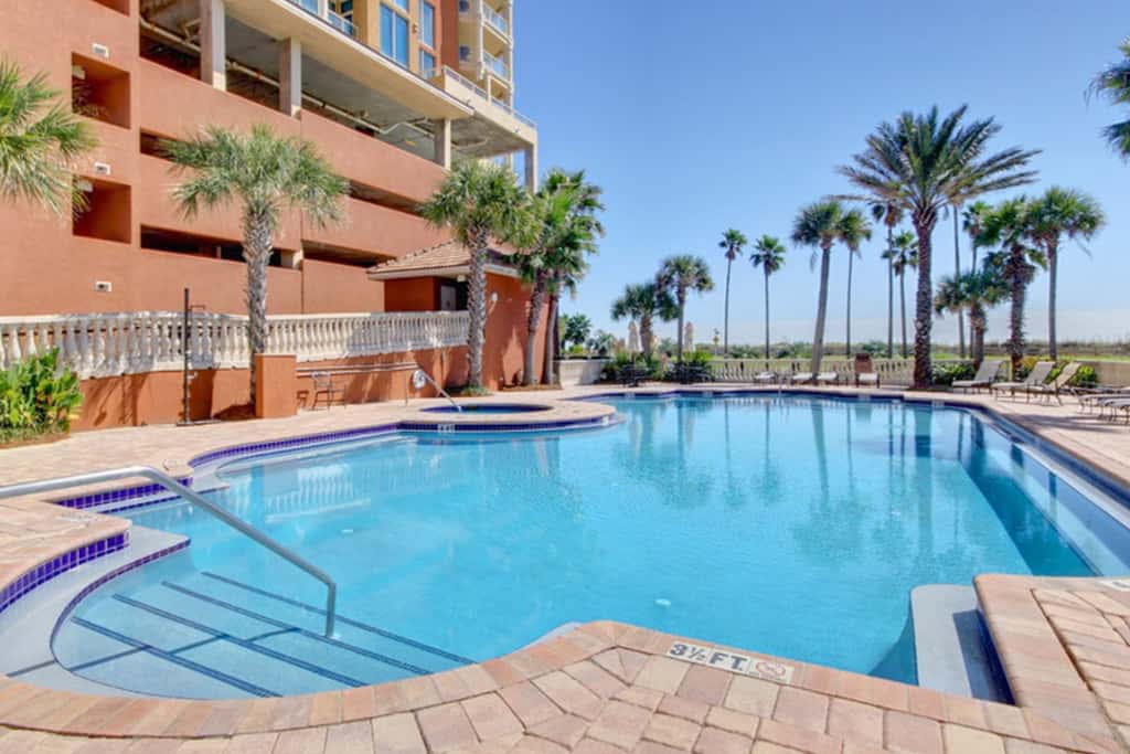 Waterfront condo with WiFi, washer&dryer, pools, fitness room, & beach access