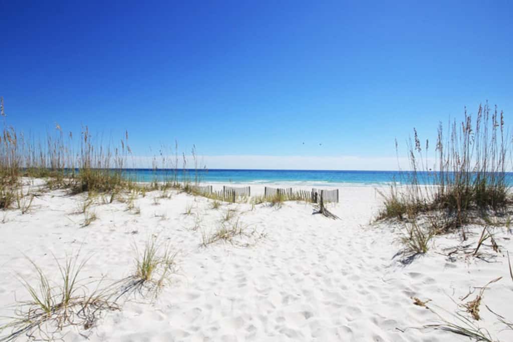 Waterfront condo with WiFi, washer&dryer, pools, fitness room, & beach access