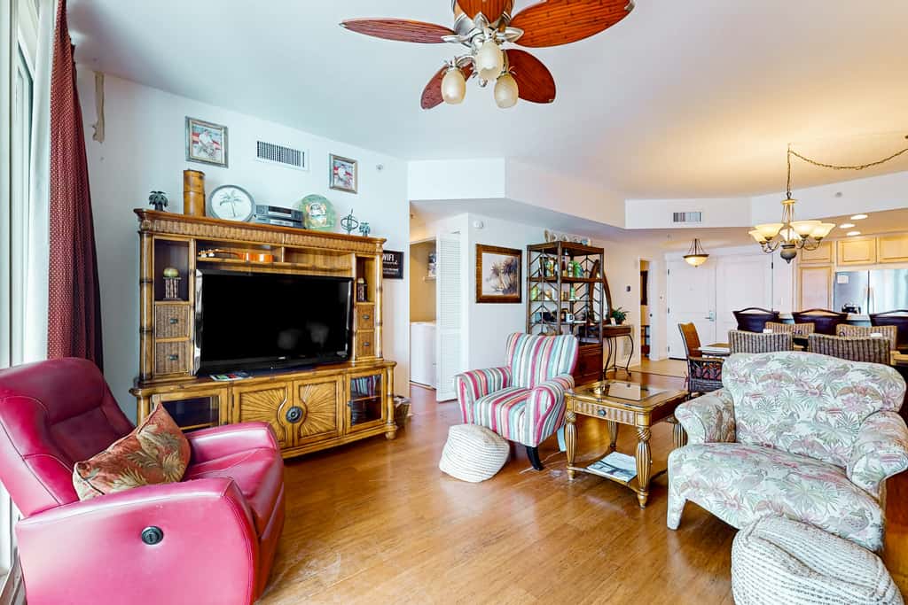 Waterfront condo with WiFi, washer&dryer, pools, fitness room, & beach access