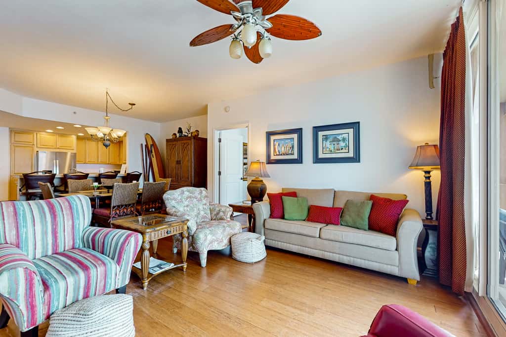 Waterfront condo with WiFi, washer&dryer, pools, fitness room, & beach access