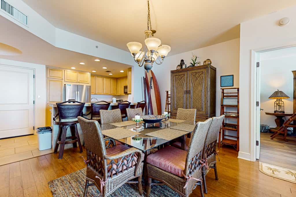 Waterfront condo with WiFi, washer&dryer, pools, fitness room, & beach access