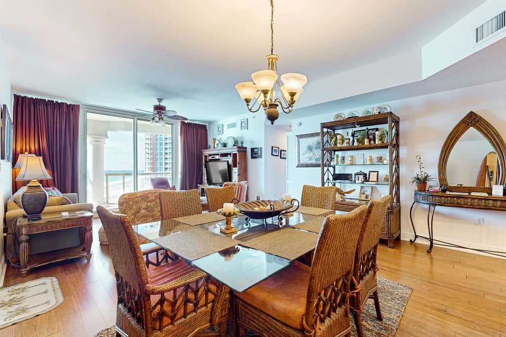 Waterfront condo with WiFi, washer&dryer, pools, fitness room, & beach access