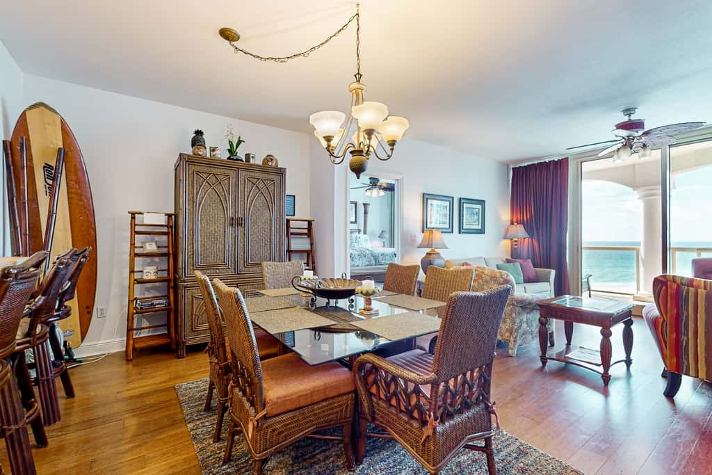 Waterfront condo with WiFi, washer&dryer, pools, fitness room, & beach access