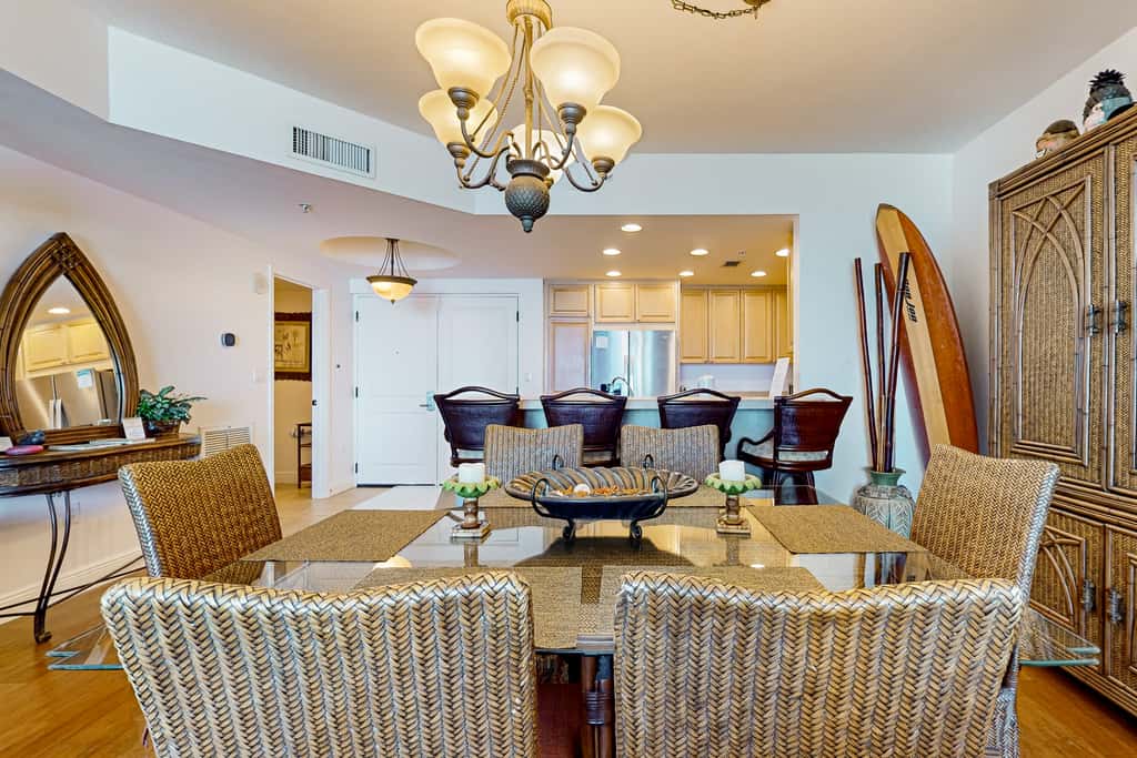 Waterfront condo with WiFi, washer&dryer, pools, fitness room, & beach access