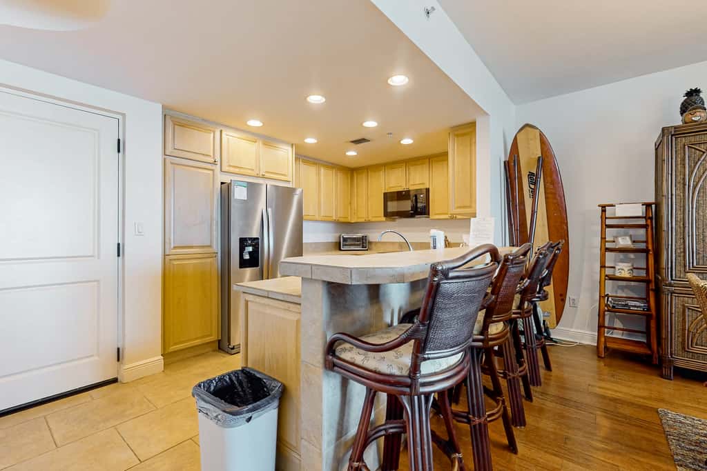Waterfront condo with WiFi, washer&dryer, pools, fitness room, & beach access