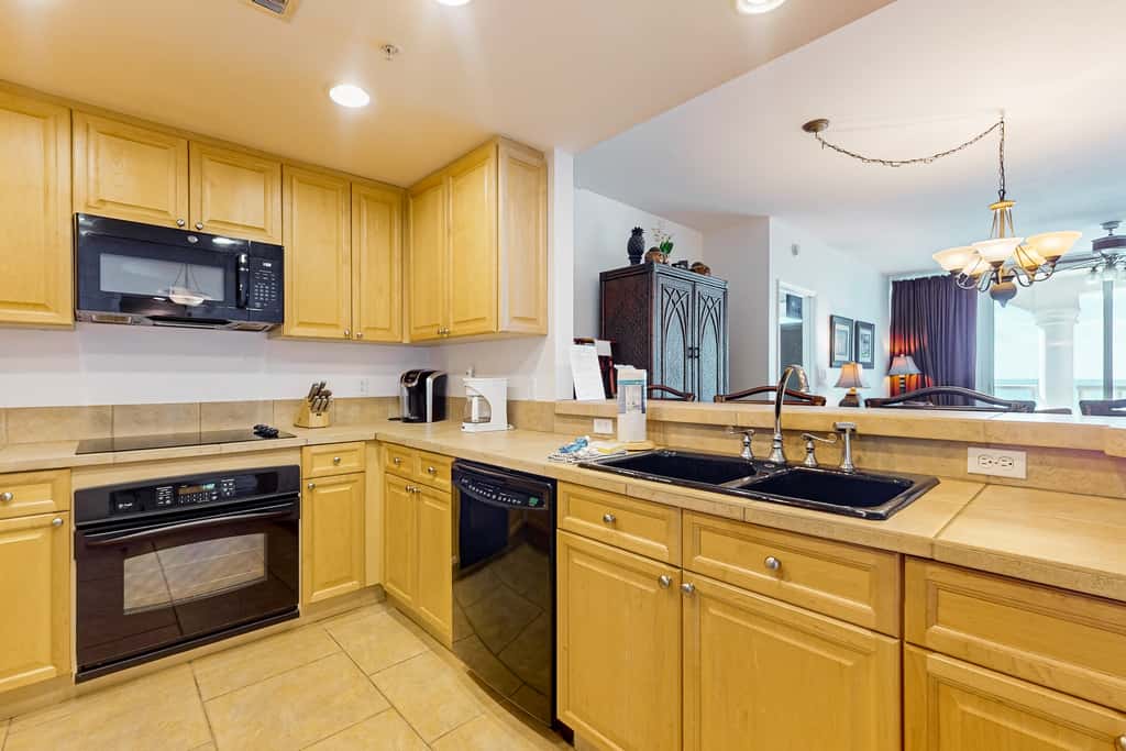 Waterfront condo with WiFi, washer&dryer, pools, fitness room, & beach access