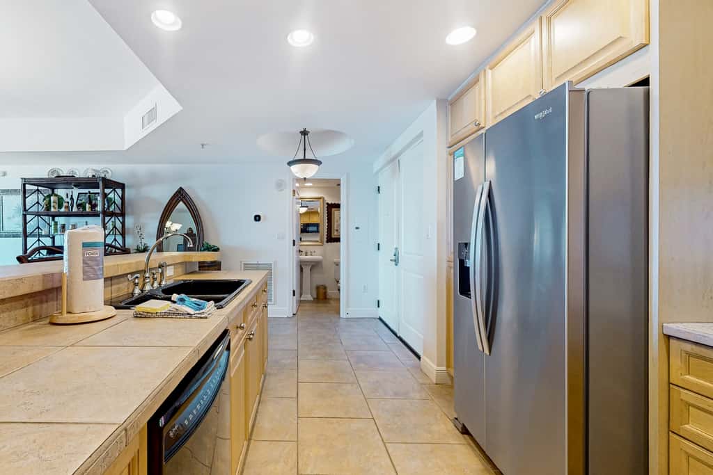 Waterfront condo with WiFi, washer&dryer, pools, fitness room, & beach access