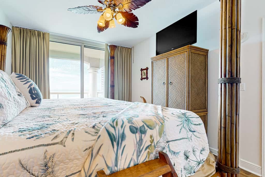 Waterfront condo with WiFi, washer&dryer, pools, fitness room, & beach access