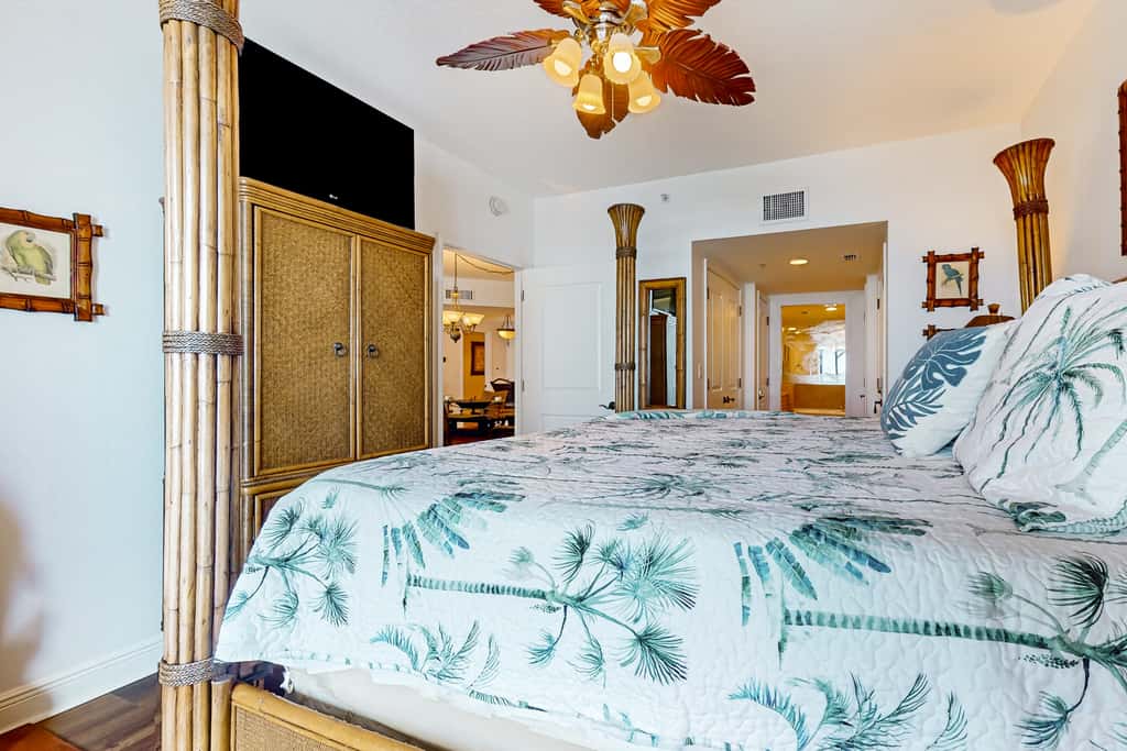 Waterfront condo with WiFi, washer&dryer, pools, fitness room, & beach access