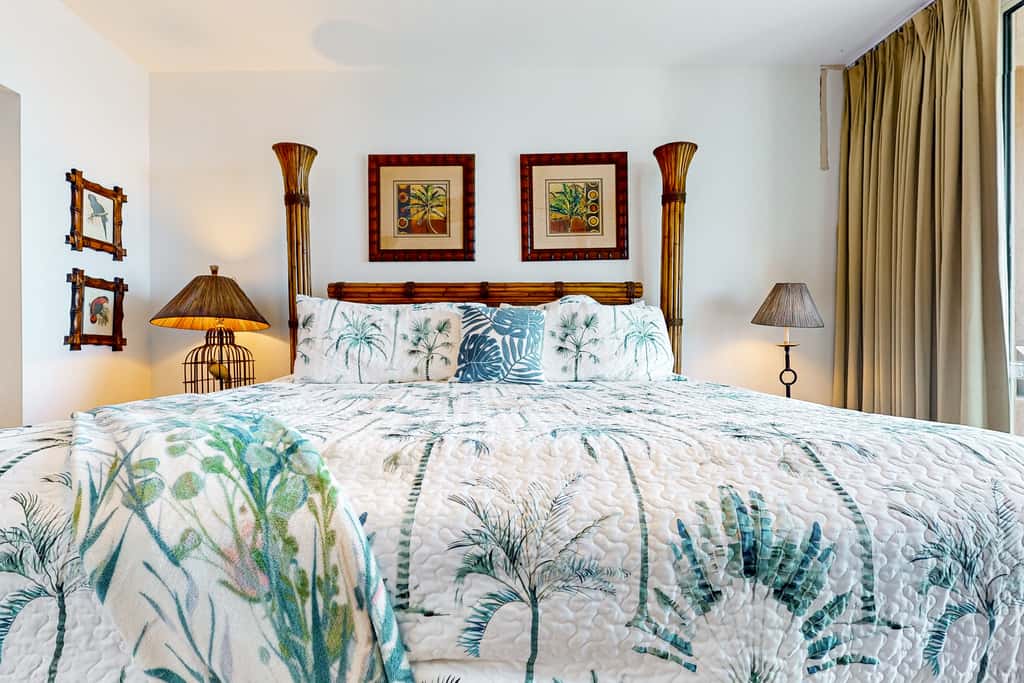 Waterfront condo with WiFi, washer&dryer, pools, fitness room, & beach access