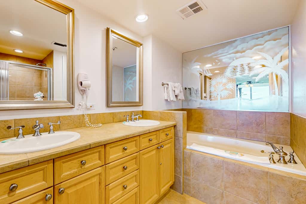 Waterfront condo with WiFi, washer&dryer, pools, fitness room, & beach access