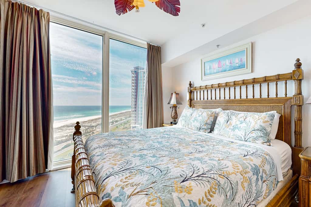 Waterfront condo with WiFi, washer&dryer, pools, fitness room, & beach access