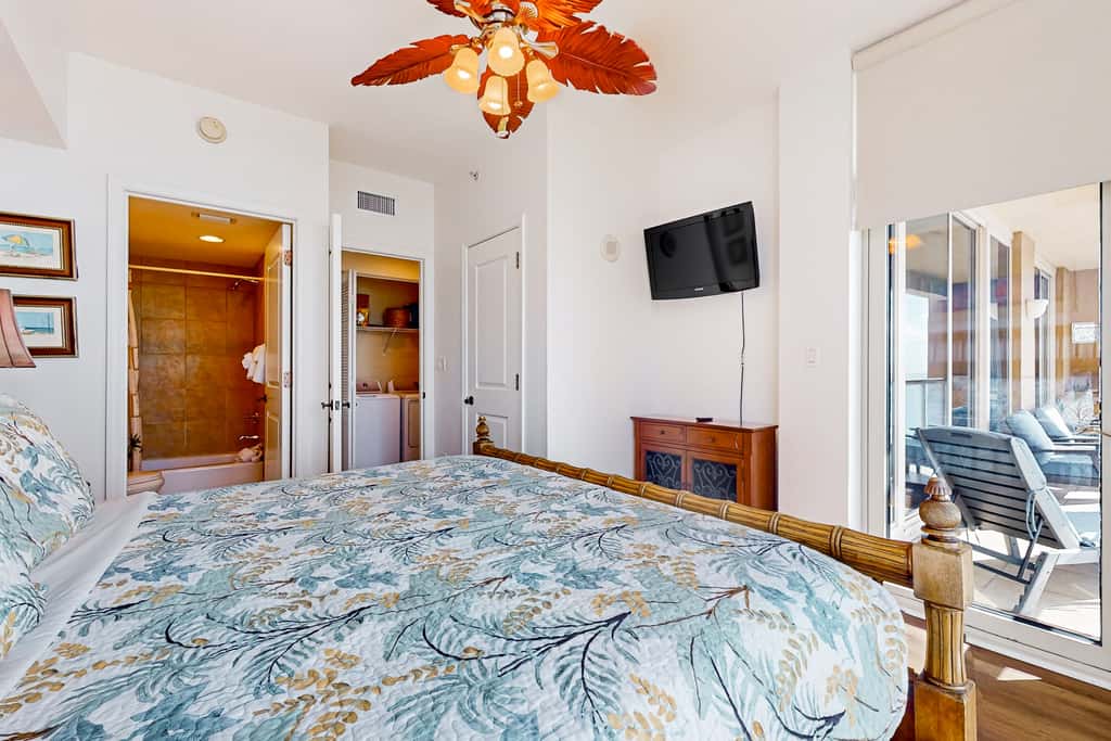 Waterfront condo with WiFi, washer&dryer, pools, fitness room, & beach access
