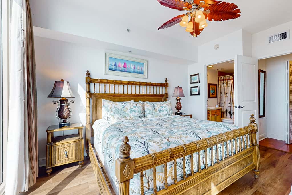 Waterfront condo with WiFi, washer&dryer, pools, fitness room, & beach access