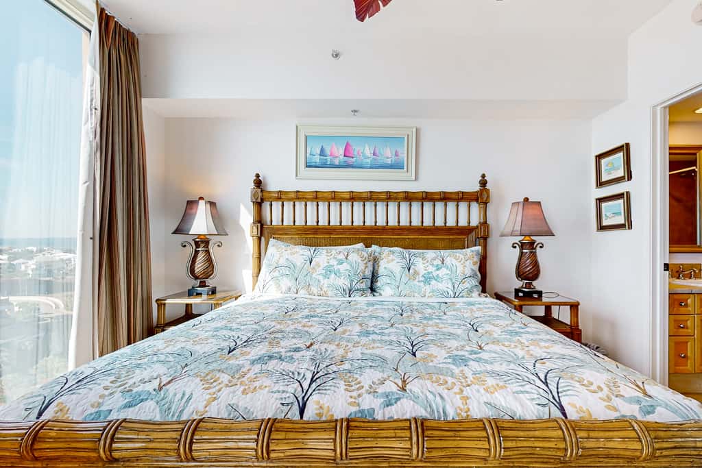 Waterfront condo with WiFi, washer&dryer, pools, fitness room, & beach access