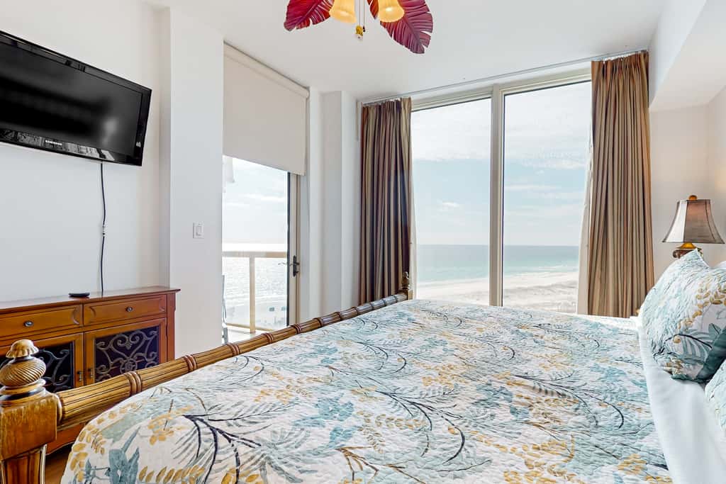 Waterfront condo with WiFi, washer&dryer, pools, fitness room, & beach access