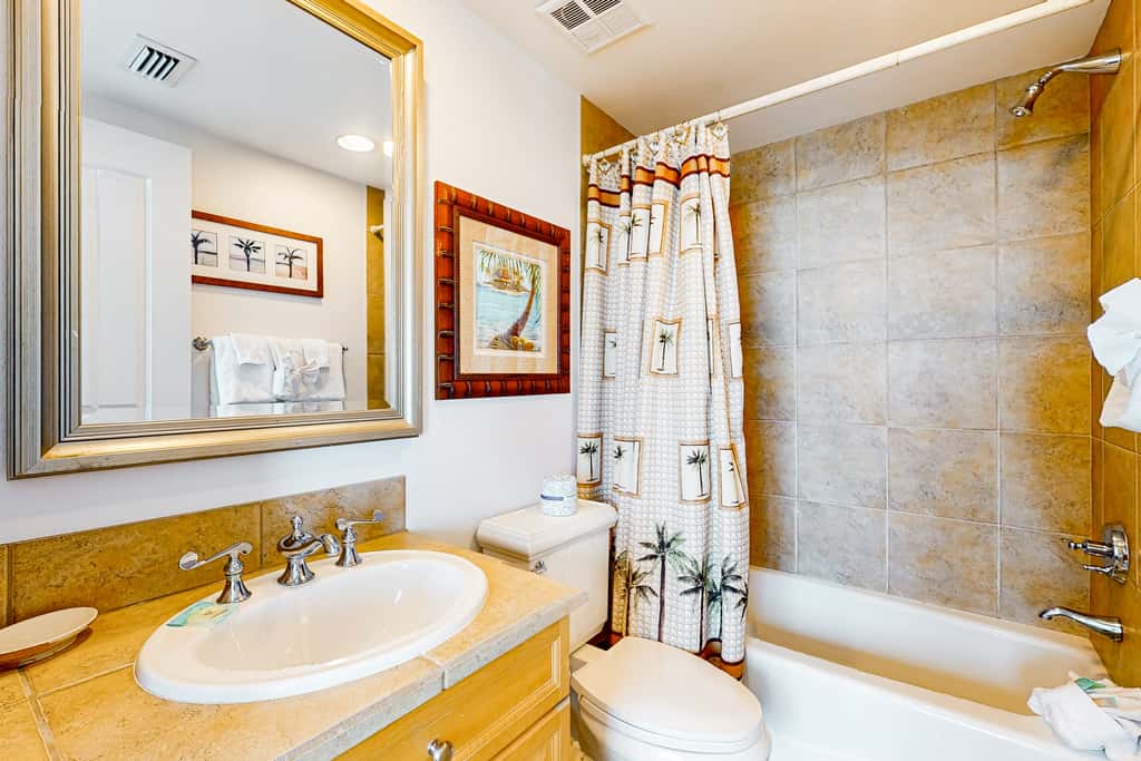 Waterfront condo with WiFi, washer&dryer, pools, fitness room, & beach access