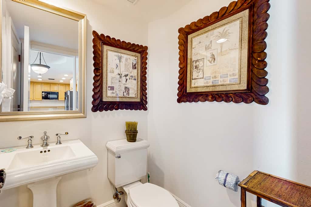 Waterfront condo with WiFi, washer&dryer, pools, fitness room, & beach access