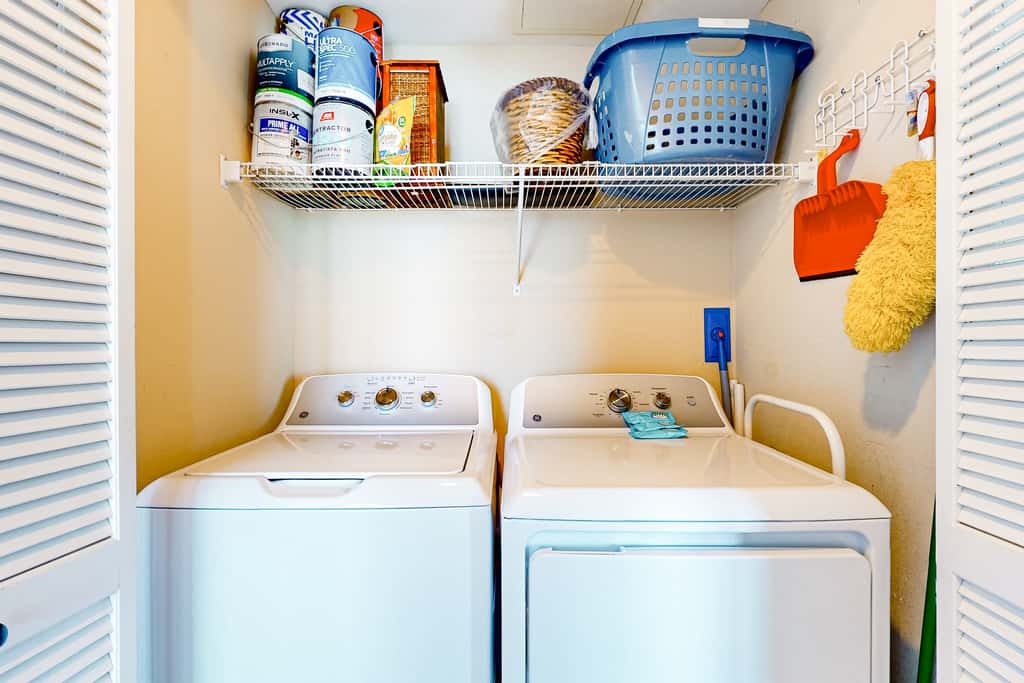Waterfront condo with WiFi, washer&dryer, pools, fitness room, & beach access