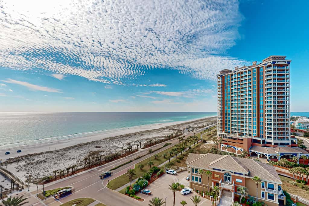 Waterfront condo with WiFi, washer&dryer, pools, fitness room, & beach access