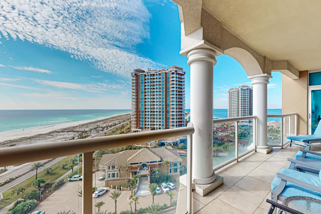 Waterfront condo with WiFi, washer&dryer, pools, fitness room, & beach access