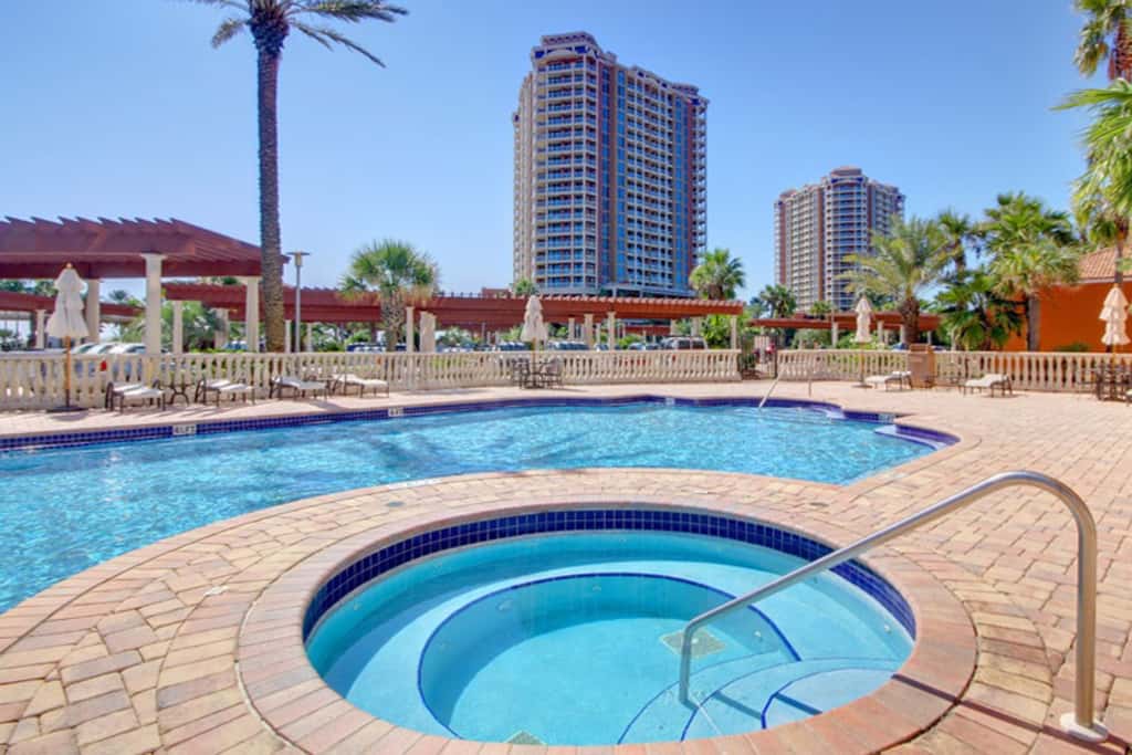 Waterfront condo with WiFi, washer&dryer, pools, fitness room, & beach access